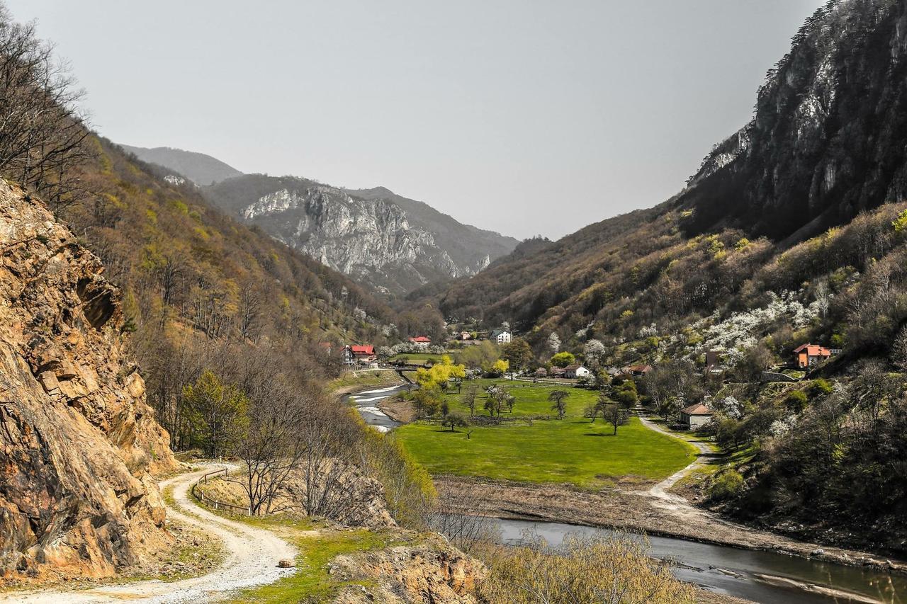 Hotel Pensiunea Dimitrios & Spa - Baile Herculane -Valea Cernei-Terapie Spa -Relaxare A Mintii Si A Trupului Ce Ajuta La Eliberarea Stresului Si A Blocajelor Negative Exteriér fotografie